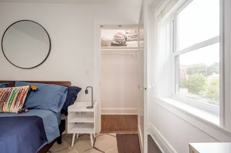 Renovated1-bedroom apartment on quiet block close to NYC in Jersey City. Отели рядом со станцией Железнодорожная станция Grove Street