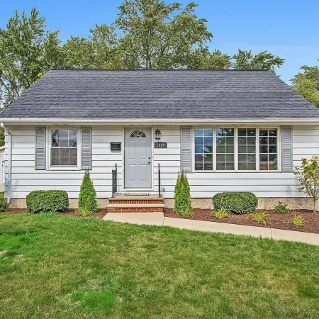 House w Finished Garage Walk to Lambeau Bars Resch