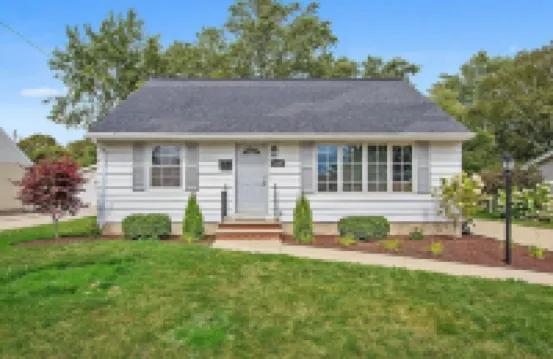 House w Finished Garage Walk to Lambeau Bars Resch