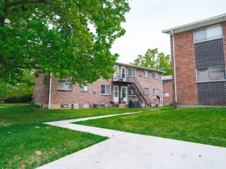 Sunny SparkingClean King bed Apt- CreveCoeurPark