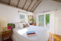 1BR 1BA Garden Cottage on Private Estate w/Pool! فنادق في 