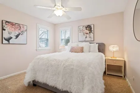 The Cozy House & Romantic Fireplace