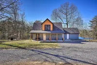 Lakefront Cabin w/ Deck, Fire Pit in Trenton! - 무료 와이파이