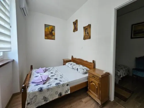 Apartment Gracac - Two Bedroom Apartment with Terrace - 2-Star