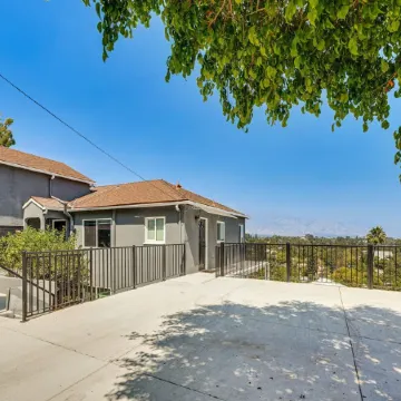 Enchanting 4-bedroom house with panoramic view in Pasadena.