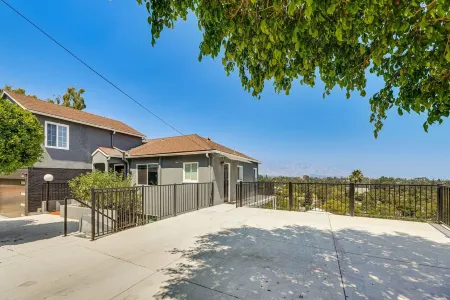 Enchanting 4-bedroom house with panoramic view in Pasadena.