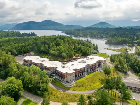 Cambria Hotel Lake Placid - Lakeside Resort Отели рядом с достопримечательностью «Гора Уайтфас»