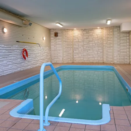 Riverland Inn & Suites