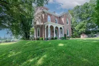 Historic 1850 Towering Italianate Mansion Hotels in 