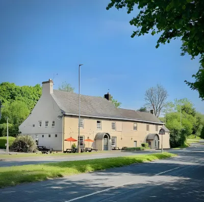 ザ コーチ & ホーセズ ホテル Tredegar House周辺のホテル