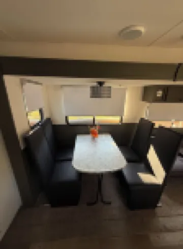 Cozy 2-bedroom caravan in nice Cleburne with AC, WiFi