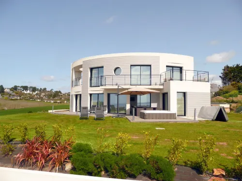 Villa in Telgruc-sur-Mer with Sea Views & Jacuzzi - avec sources thermales