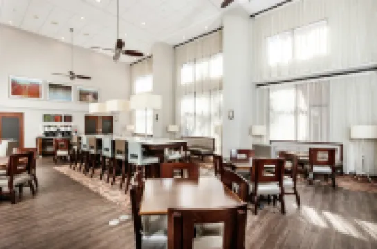 希爾頓歡朋套房酒店-納瓦爾 納瓦拉酒店