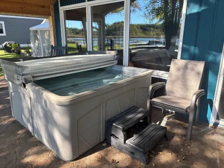 Enjoy the Lake Life, Beautiful Beach, Great for Fishing, Swimming and Boating!!!