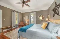 Classic Romantic Creek View D/T Cottage~ Walk to Town & at ~Relax on the Porch