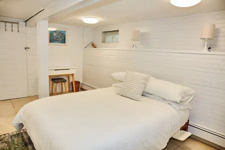 A Serene 2 Bdrm Bungalow Just One Block from the Beach, Just Off the Beaten Path Отели рядом с достопримечательностью «Заказник Джамайка Бэй»