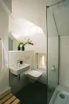 REMISE STUDIO: Garden view, balcony and water access - 레지던스