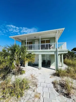 RedAwning의 763 노스 쇼어 다운스테어스 3 베드룸 아파트먼트