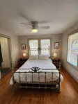Quiet Heights Hideaway Walk to Restaurants - Bungalows