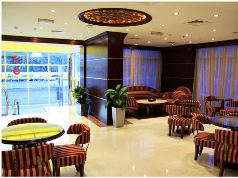 [트리아농 호텔 객실 내부 거울과 옷장]