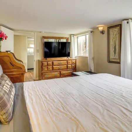 Quaint Coos Bay Escape, 2 Mi to Downtown