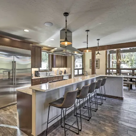 3 Fireplaces & Mtn View: Luxe Home in Breckenridge