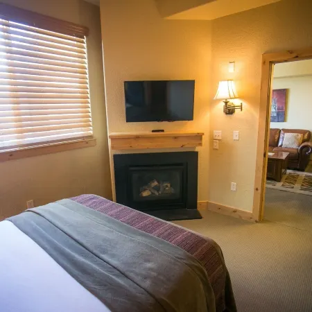 Shared Balcony Stunning Views & Steps from Slopes