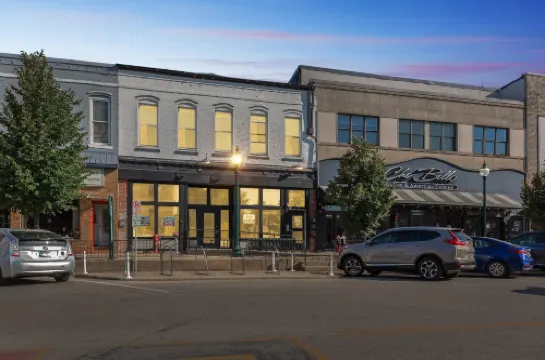 鄉村工業風閣樓帶法院景觀三卧室公寓