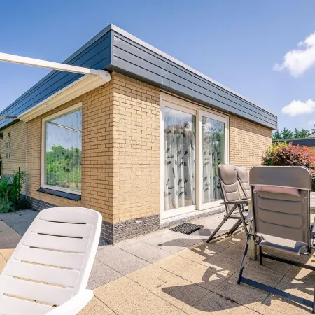 Modernly Furnished 6-person Bungalow in the Seaside Resort of De Koog