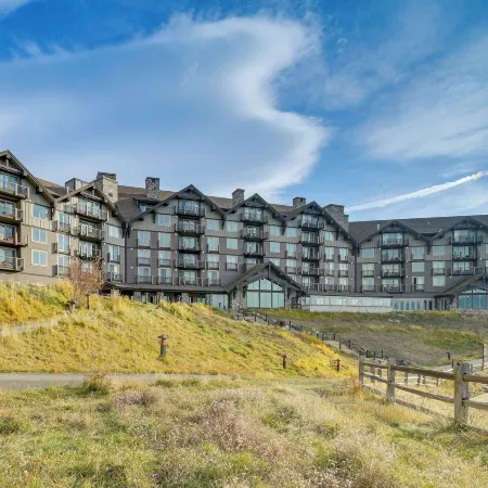CLE Elum Condo with Pool Access and Mountain Views