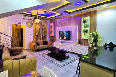 2 Bed Apartment 7 - Tranquil Benin City Retreat فنادق في 