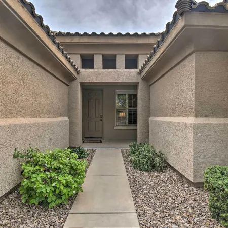 Spacious Surprise Home 6 Mi to Wildlife World Zoo
