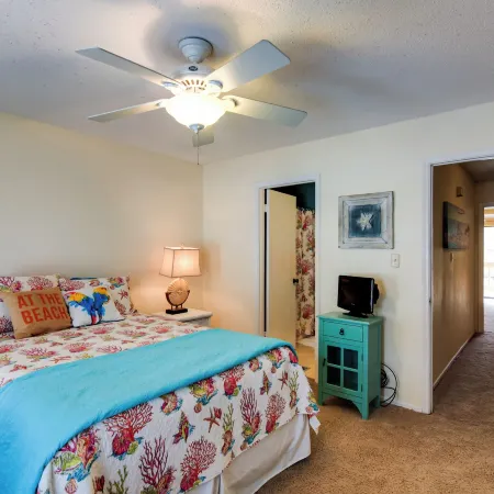 Destin Townhome w/ Balcony - Walk to the Beach!