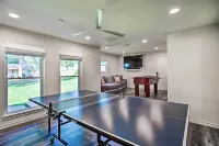 Remodeled Cedar Creek Lake Retreat w/ Fire Pit! - Parking