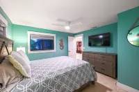 Tropical Naples Hideaway - 1 Mi to Beaches! - WiFi
