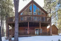 Chalet-Style Retreat on the Green, Close to Bike Trails - Sleeps 8-12