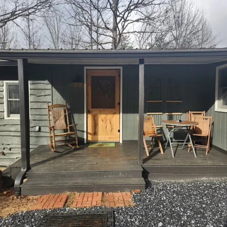 Cozy and Private Gem Cabin in the Smoky Mtns of NC, dog friendly,  great views!