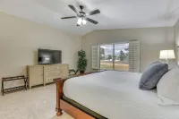 Pool, Hot Tub and Golf Course View Glendale Oasis! - سبا