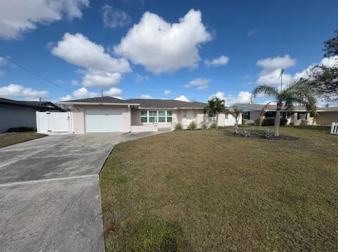 Contemporary Remodeled, minutes from beach!