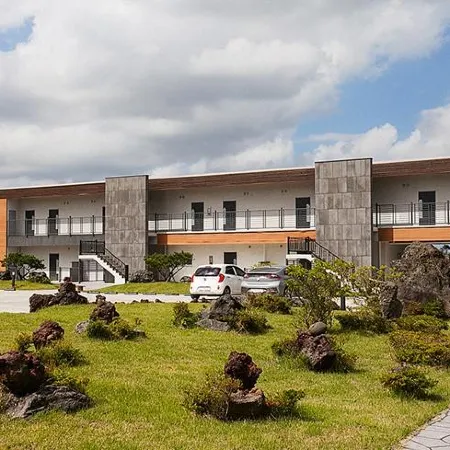 Jeju Go Park Pension Отели рядом с достопримечательностью «Парк аттракционов «Эколенд»»