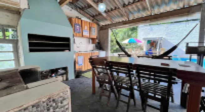 帶泳池、燒烤和桌球桌的房子