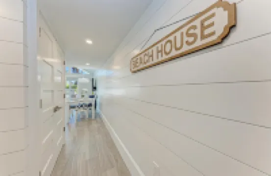 Cozy Pool View and Charming Decor - Quaint Island Retreat