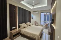 Benchmark Select, Star Square