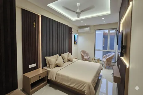 Benchmark Select, Star Square