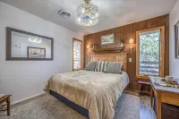 Deer Lover's Paradise w/Hot Tub.  Private Retreat But Only 5 Mins to Downtown. - Chalets