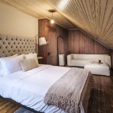 Luxuriously Restored Farm Cabin