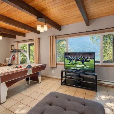 Otter Chalet On Fish Lake 4 Bedroom Home by NW Comfy Cabins by RedAwning