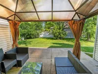 Modern Comfort Loves Park Stylish 3BR Getaway Hotels in Loves Park