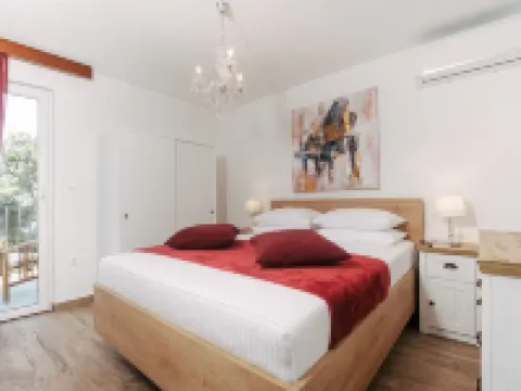 Apartments Sandra Hotels in Okrug Gornji