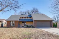 Groups Welcome, Central Location! Tulsa Gem + Yard - balcony